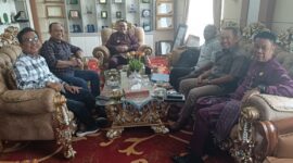 Wali Kota Sungai Penuh, Alfin, didampingi Sekda Alfian saat menerima pengurus PWI Kota Sungai Penuh di ruang kerjanya, Senin (3/11/2025).