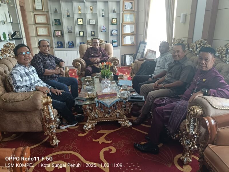 Wali Kota Sungai Penuh, Alfin, didampingi Sekda Alfian saat menerima pengurus PWI Kota Sungai Penuh di ruang kerjanya, Senin (3/11/2025).