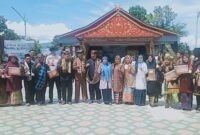 Bupati Kerinci, Monadi, menutup Festival Budaya Kerinci 2025 di Dermaga Danau Kerinci, didampingi Wakil Bupati H. Murison.