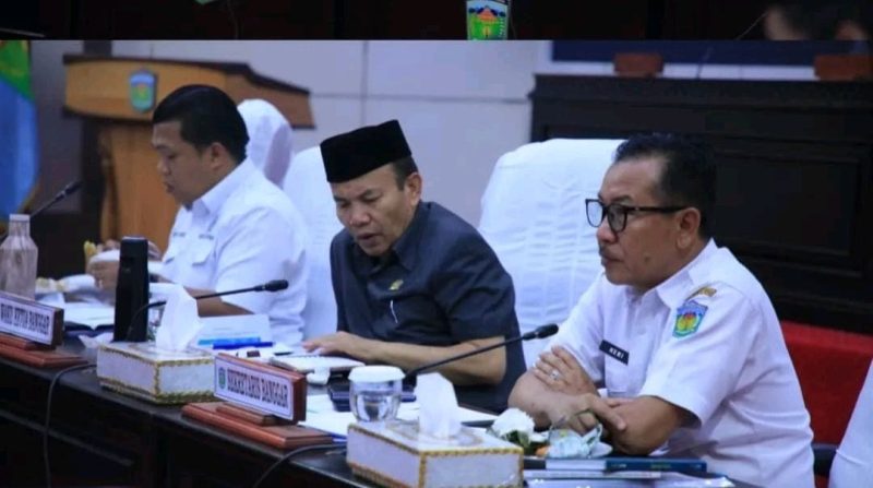 Banggar DPRD Kota Sungai Penuh bersama TAPD saat membahas Perubahan APBD Tahun Anggaran 2025 .