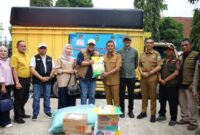 Wali Kota Sungai Penuh Alfin menyerahkan bantuan kemanusiaan kepada Pemerintah Kota dan Kabupaten Solok.