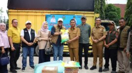 Wali Kota Sungai Penuh Alfin menyerahkan bantuan kemanusiaan kepada Pemerintah Kota dan Kabupaten Solok.