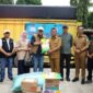 Wali Kota Sungai Penuh Alfin menyerahkan bantuan kemanusiaan kepada Pemerintah Kota dan Kabupaten Solok.
