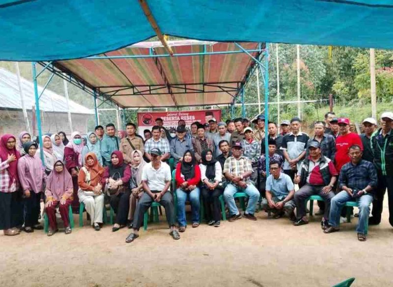 Ketua DPRD Kota Sungai Penuh, Hardizal, saat berdialog dengan warga Desa Talang Lindung dalam kegiatan reses masa sidang tahun 2025.