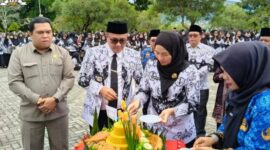 Ketua DPRD Kota Sungai Penuh, Hutri Randa, S.Sos., MM, menghadiri upacara peringatan HUT PGRI ke-80 yang dirangkaikan dengan Hari Guru Nasional 2025 di Lapangan Kantor Wali Kota Sungai Penuh