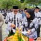 Ketua DPRD Kota Sungai Penuh, Hutri Randa, S.Sos., MM, menghadiri upacara peringatan HUT PGRI ke-80 yang dirangkaikan dengan Hari Guru Nasional 2025 di Lapangan Kantor Wali Kota Sungai Penuh