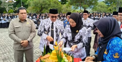 Ketua DPRD Kota Sungai Penuh, Hutri Randa, S.Sos., MM, menghadiri upacara peringatan HUT PGRI ke-80 yang dirangkaikan dengan Hari Guru Nasional 2025 di Lapangan Kantor Wali Kota Sungai Penuh