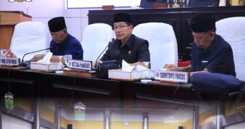 Ketua Pansus DPRD Kota Sungai Penuh memimpin rapat pembahasan Tata Tertib