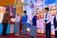 Ketua DPRD Kota Sungai Penuh, Hutri Randa, menyerahkan piagam kepada para pemenang pada Festival Literasi Kota Sungai Penuh Tahun 2025.