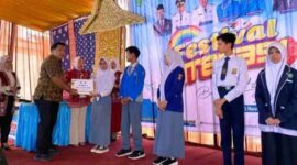 Ketua DPRD Kota Sungai Penuh, Hutri Randa, menyerahkan piagam kepada para pemenang pada Festival Literasi Kota Sungai Penuh Tahun 2025.