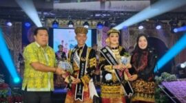 Ketua DPRD Kota Sungai Penuh Hutri Randa, S.Sos., M.M., menghadiri malam puncak Pemilihan Bujang dan Gadis Kota Sungai Penuh 2025 di Gedung Nasional, Rabu malam (11/11/2025).