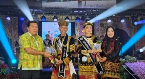 Ketua DPRD Kota Sungai Penuh Hutri Randa, S.Sos., M.M., menghadiri malam puncak Pemilihan Bujang dan Gadis Kota Sungai Penuh 2025 di Gedung Nasional, Rabu malam (11/11/2025).