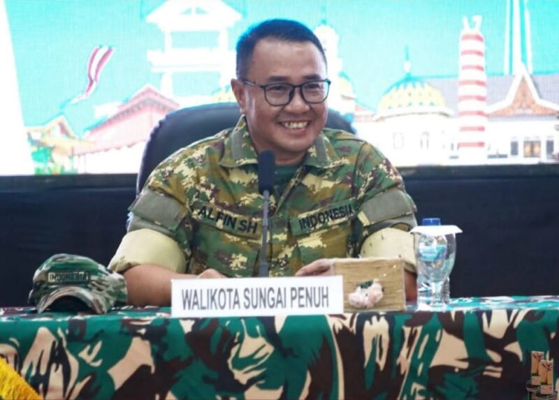 Wali Kota Sungai Penuh Alfin SH bersama Wakil Wali Kota Azhar Hamzah saat menutup kegiatan Bimtek Kepala Desa dan BPD se-Kota Sungai Penuh di Korem 042/Gapu, Kamis (19/12).