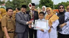 Emrizal menghadiri upacara Hari Kesehatan Nasional ke-61 di Sungai Penuh.