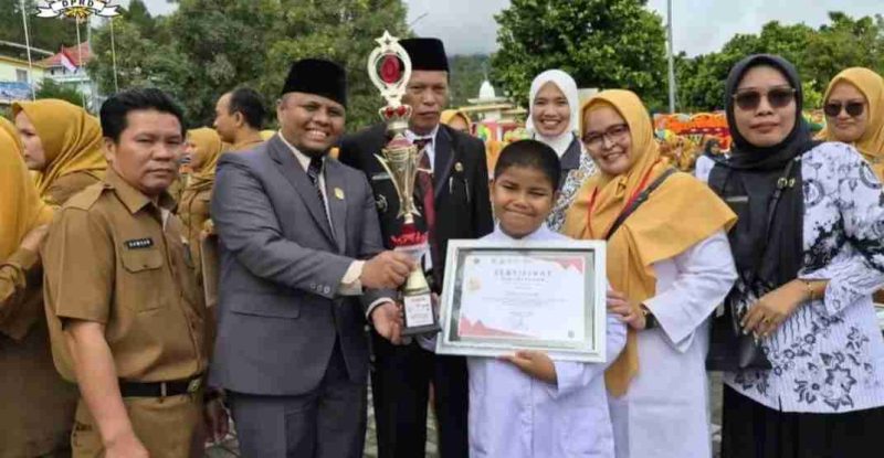 Emrizal menghadiri upacara Hari Kesehatan Nasional ke-61 di Sungai Penuh.