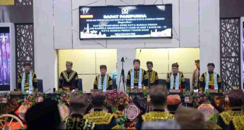 Pimpinan DPRD Kota Sungai Penuh bersama Gubernur Jambi saat Rapat Paripurna HUT ke-17 Kota Sungai Penuh.