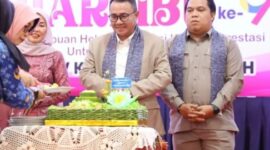 Wali Kota Sungai Penuh potong tumpeng Hari Ibu.