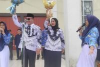 Walikota Alfin, SH memimpin upacara peringatan Hari Guru Nasional dan HUT PGRI ke-80 di Lapangan Kantor Walikota Sungai Penuh