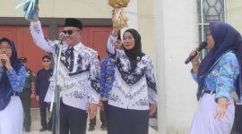 Walikota Alfin, SH memimpin upacara peringatan Hari Guru Nasional dan HUT PGRI ke-80 di Lapangan Kantor Walikota Sungai Penuh