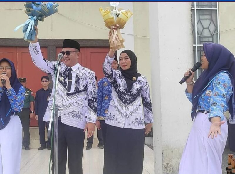 Walikota Alfin, SH memimpin upacara peringatan Hari Guru Nasional dan HUT PGRI ke-80 di Lapangan Kantor Walikota Sungai Penuh