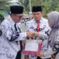 Wali Kota Alfin serahkan penghargaan SD 004/XI Pelayang Raya.