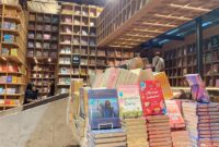 Suasana interior BookXcess RexKL di Kuala Lumpur dengan rak-rak buku tinggi yang tersusun rapi dan menjadi daya tarik utama pengunjung.
