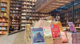 Suasana interior BookXcess RexKL di Kuala Lumpur dengan rak-rak buku tinggi yang tersusun rapi dan menjadi daya tarik utama pengunjung.