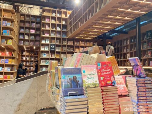 Suasana interior BookXcess RexKL di Kuala Lumpur dengan rak-rak buku tinggi yang tersusun rapi dan menjadi daya tarik utama pengunjung.