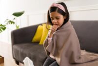 Seorang anak mengalami batuk dan gejala flu di rumah, kelompok usia yang rentan terinfeksi super flu H3N2.