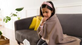 Seorang anak mengalami batuk dan gejala flu di rumah, kelompok usia yang rentan terinfeksi super flu H3N2.