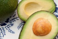 Alpukat mengandung lemak sehat yang baik untuk jantung dan metabolisme tubuh.