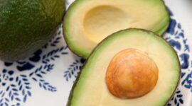 Alpukat mengandung lemak sehat yang baik untuk jantung dan metabolisme tubuh.