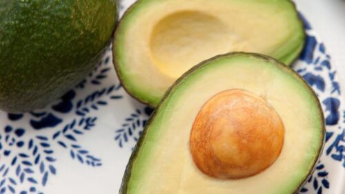 Alpukat mengandung lemak sehat yang baik untuk jantung dan metabolisme tubuh.