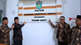 Wali Kota Sungai Penuh Alfin, SH didampingi Wakil Wali Kota Azhar Hamzah meresmikan Kantor Camat Pesisir Bukit dengan penandatanganan prasasti dan pengguntingan pita, Sabtu (3/1).