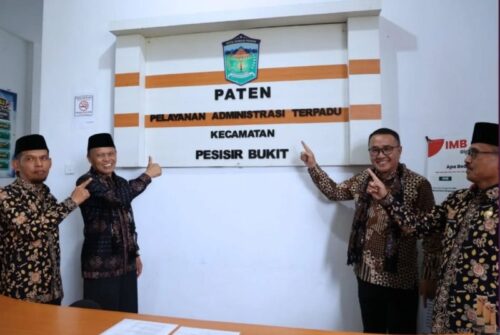 Wali Kota Sungai Penuh Alfin, SH didampingi Wakil Wali Kota Azhar Hamzah meresmikan Kantor Camat Pesisir Bukit dengan penandatanganan prasasti dan pengguntingan pita, Sabtu (3/1).