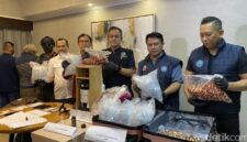 Petugas BNN memperlihatkan barang bukti ribuan cartridge vape berisi liquid narkoba jenis etomidate yang diproduksi dua WNA di sebuah apartemen Jakarta Selatan.