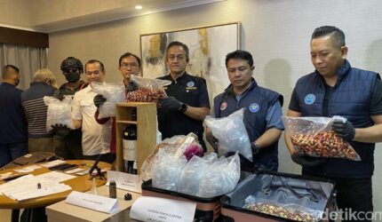 Petugas BNN menunjukkan barang bukti vape berisi liquid narkoba etomidate hasil pengungkapan kasus di Jakarta Selatan.