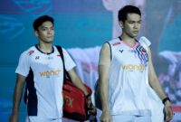 Fajar Alfian/Muhammad Shohibul Fikri berusaha mengembalikan shuttlecock saat menghadapi Aaron Chia/Soh Wooi Yik pada semifinal Malaysia Open 2026.