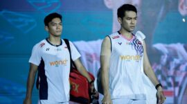 Fajar Alfian/Muhammad Shohibul Fikri berusaha mengembalikan shuttlecock saat menghadapi Aaron Chia/Soh Wooi Yik pada semifinal Malaysia Open 2026.