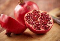 Ilustrasi buah delima yang kaya polifenol dan aman dikonsumsi anak.