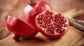 Ilustrasi buah delima yang kaya polifenol dan aman dikonsumsi anak.