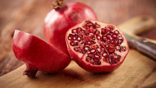 Ilustrasi buah delima yang kaya polifenol dan aman dikonsumsi anak.