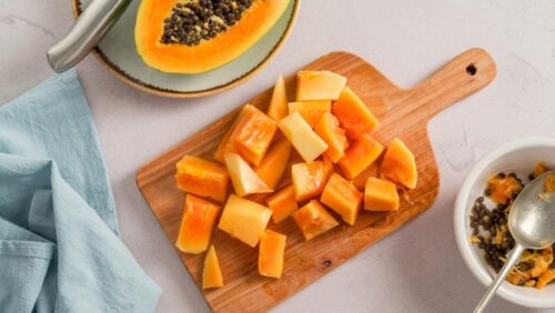 Buah pepaya matang mengandung vitamin, serat, dan antioksidan yang bermanfaat bagi kesehatan tubuh.