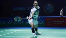 Tunggal putra Indonesia, Jonatan Christie, mengembalikan shuttlecock saat menghadapi Christo Popov pada perempat final India Open 2026.