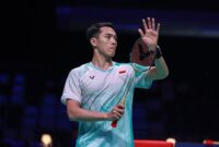 Jonatan Christie mengembalikan shuttlecock saat menghadapi Leong Jun Hao pada babak 16 besar Malaysia Open 2026 di Axiata Arena Stadium.