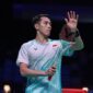 Jonatan Christie mengembalikan shuttlecock saat menghadapi Leong Jun Hao pada babak 16 besar Malaysia Open 2026 di Axiata Arena Stadium.