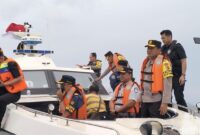 Tim Basarnas mencari Martin Carreras dan dua anaknya di perairan Pulau Padar, Komodo, NTT.