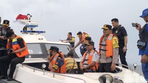 Tim Basarnas mencari Martin Carreras dan dua anaknya di perairan Pulau Padar, Komodo, NTT.