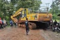 Ekskavator yang terlepas dari trailer menyebabkan kecelakaan beruntun di Jalan Raya Jonggol–Cariu, Jonggol, Bogor, Sabtu (3/1/2026).
