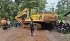 Muatan Ekskavator Terlepas Tabrak Tujuh Kendaraan di Jonggol